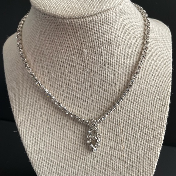 Vintage Jewelry - 1950s Art Deco women’s necklace. Vintage. Very sparkly